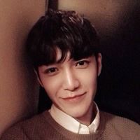 浅笑暖光帅男人_男生头像_爱扣扣网图片