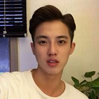 浅笑暖光帅男人_男生头像_爱扣扣网图片