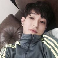 浅笑暖光帅男人_男生头像_爱扣扣网图片