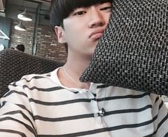 妹妹的腿给哥哥量腰围_男生头像_爱扣扣网图片