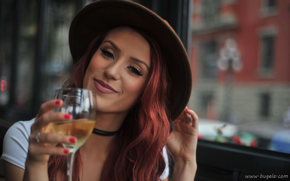 唯美夜色清纯养眼酒吧美女图片壁纸