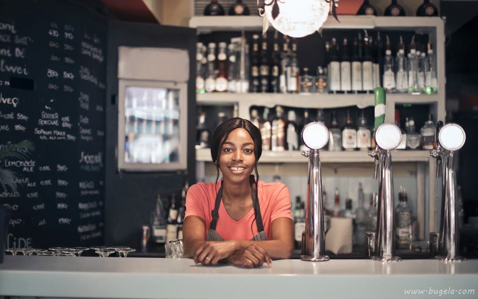 唯美夜色清纯养眼酒吧美女图片壁纸