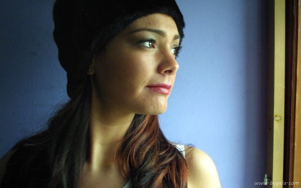 戴着帽子的美女图片壁纸