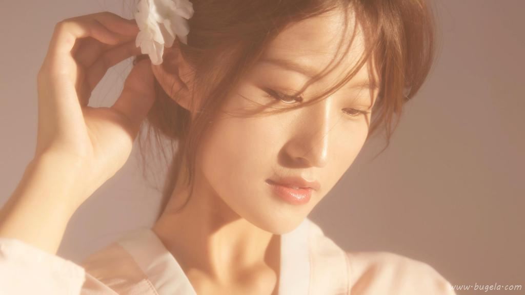 品貌端庄的气质美女图片