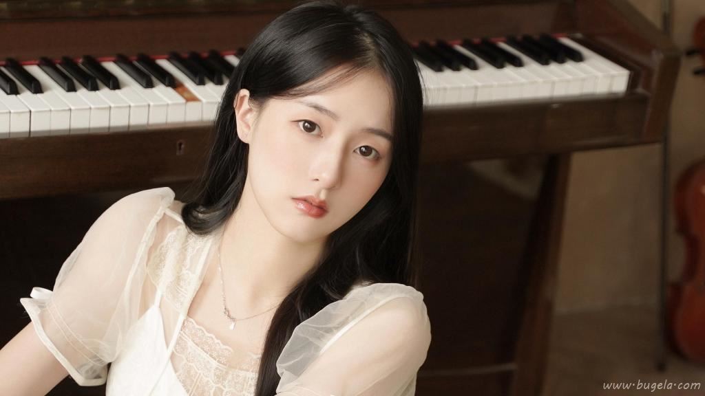 倩丽大方的养眼美女图片