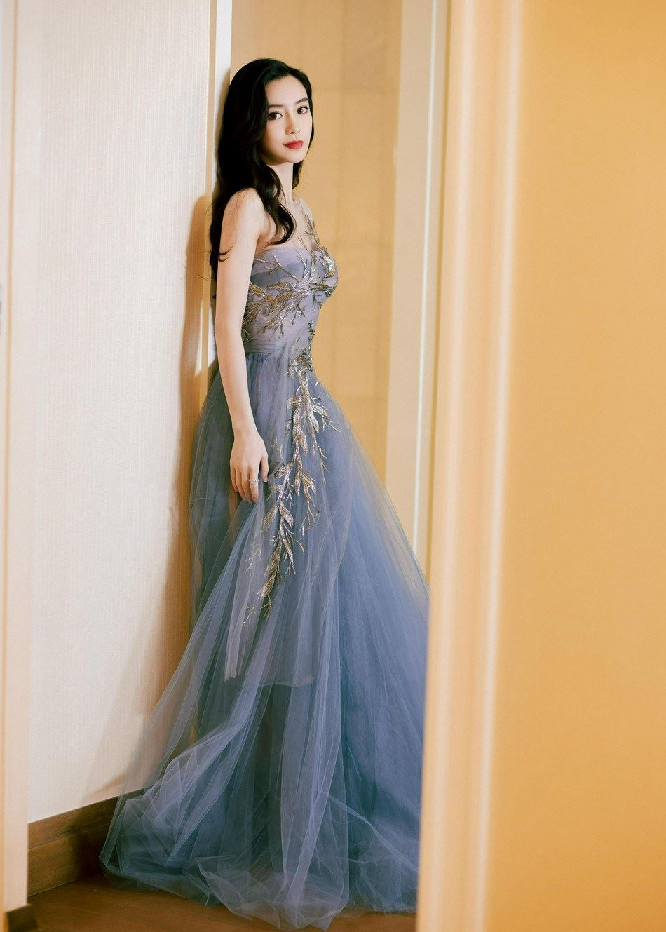 杨颖雾霾紫抹胸纱裙优雅迷人写真