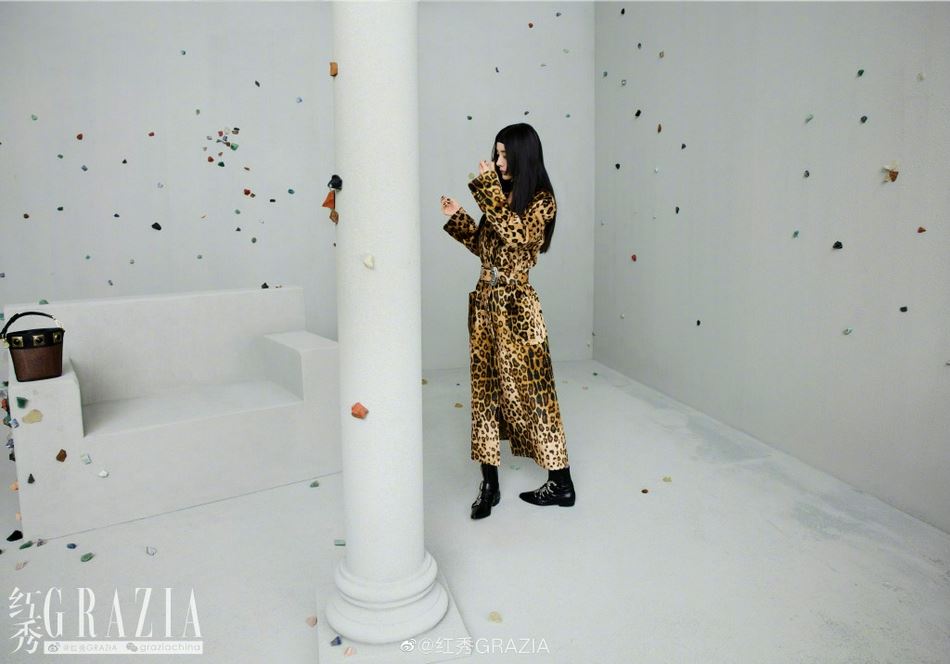杨幂黑长直发造型复古摩登写真