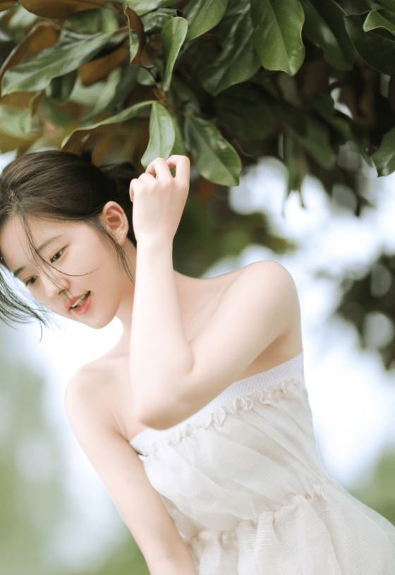 赵露思白色连衣裙少女感十足写真