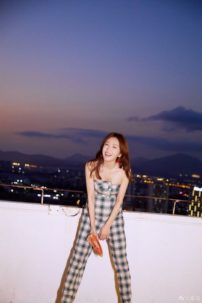 秦岚天台吃西瓜氛围感十足写真
