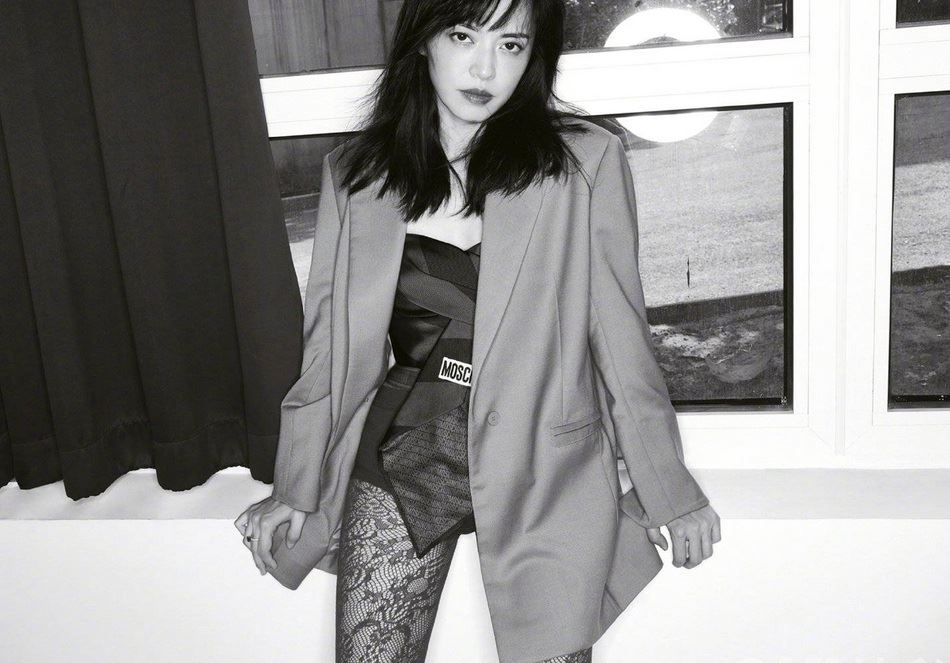 姚晨黑丝造型风情万种杂志写真