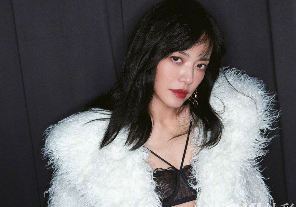 姚晨黑丝造型风情万种杂志写真