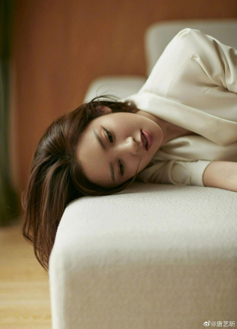 唐艺昕蝴蝶结裙装优雅又迷人写真