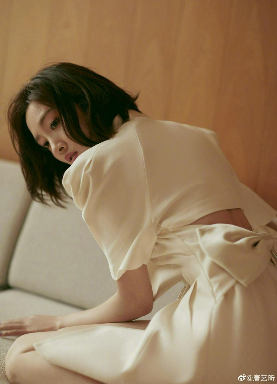 唐艺昕蝴蝶结裙装优雅又迷人写真