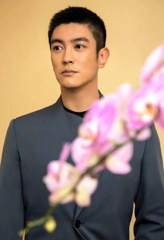 杜江深灰色西装斯文写真图片
