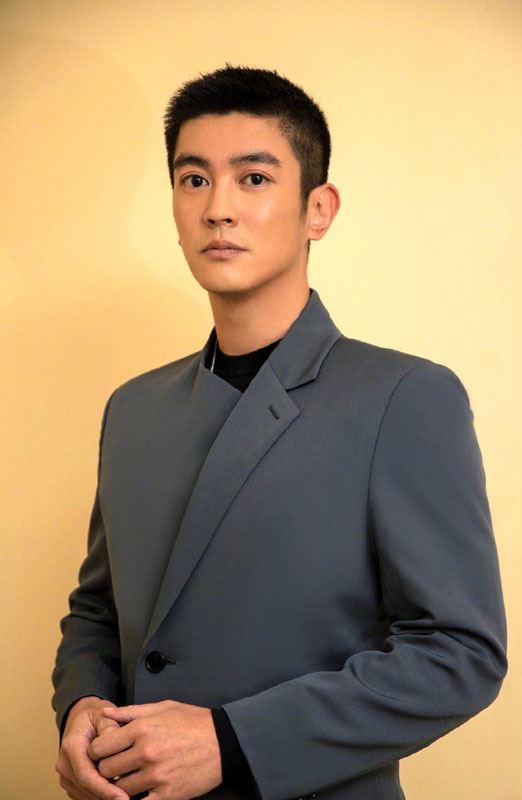 杜江深灰色西装斯文写真图片