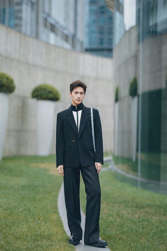 杨洋黑色西装简约写真图片