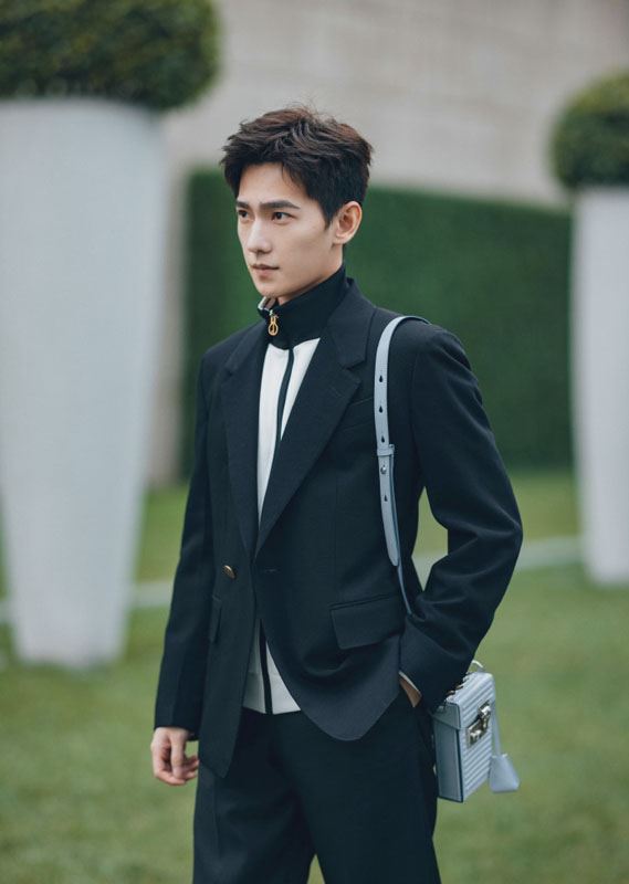 杨洋黑色西装简约写真图片