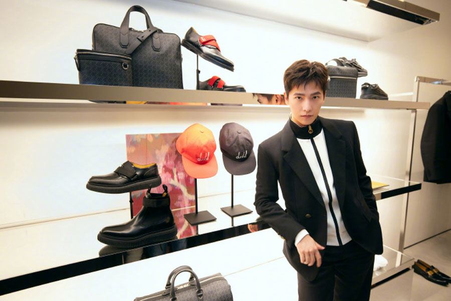 杨洋黑色西装简约写真图片