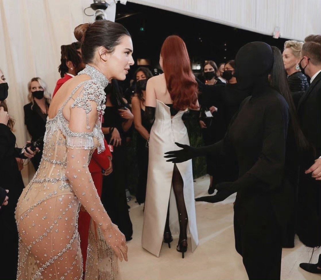 卡戴珊全黑蒙面造型现身2021Met Gala红毯照片