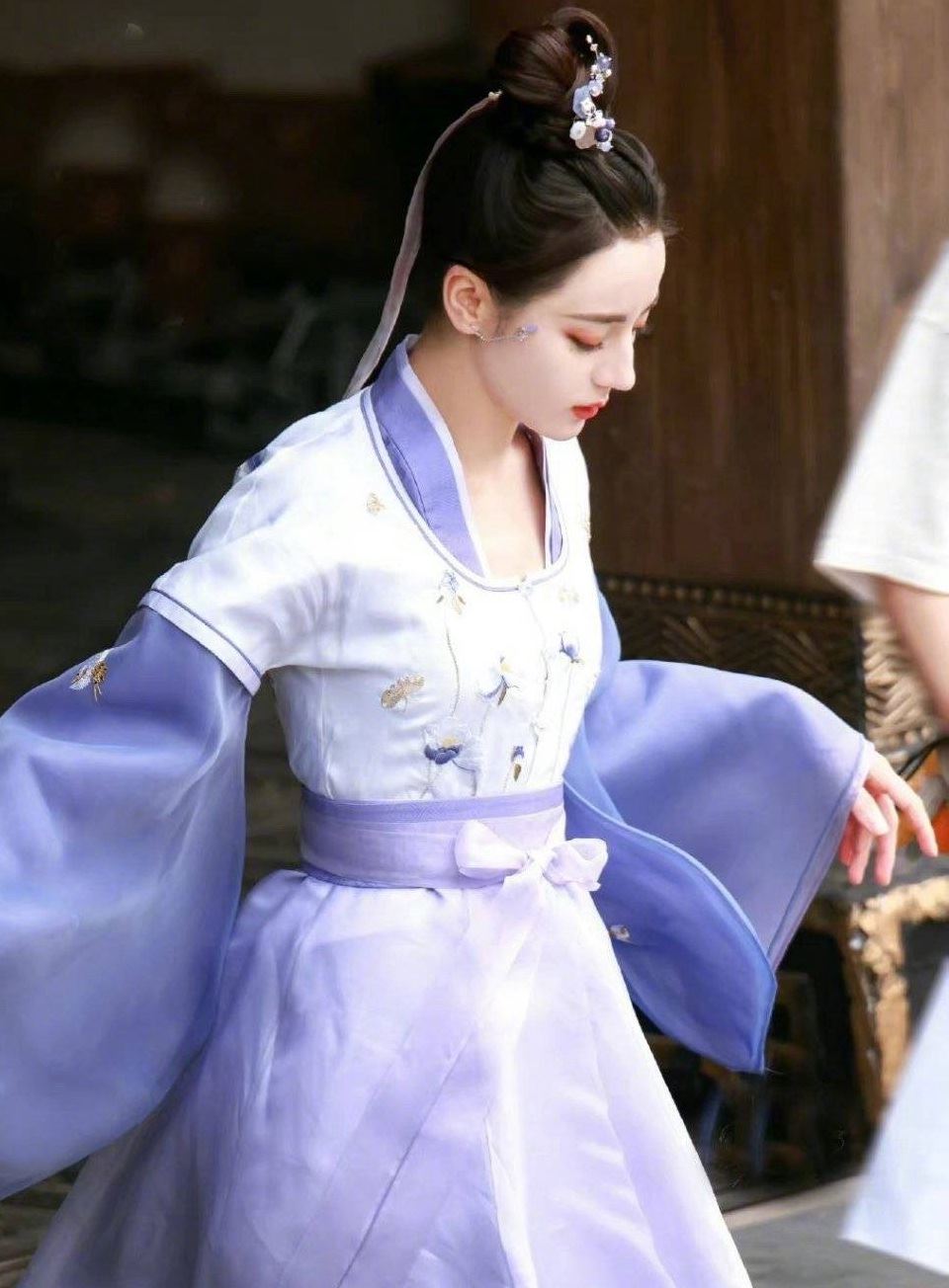 迪丽热巴安乐传白发侧颜路透照侧颜好优越