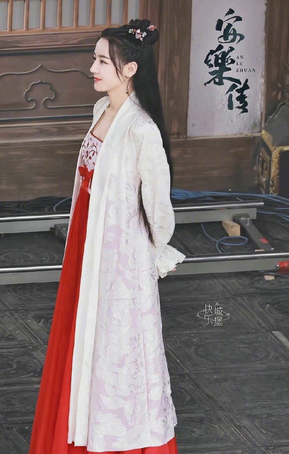 迪丽热巴安乐传白发侧颜路透照侧颜好优越