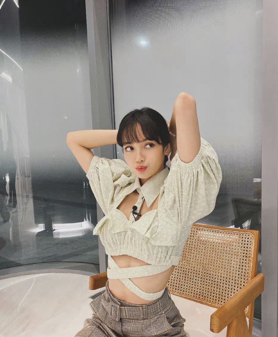 LISA首张单曲回归预告照化身长发辣妹