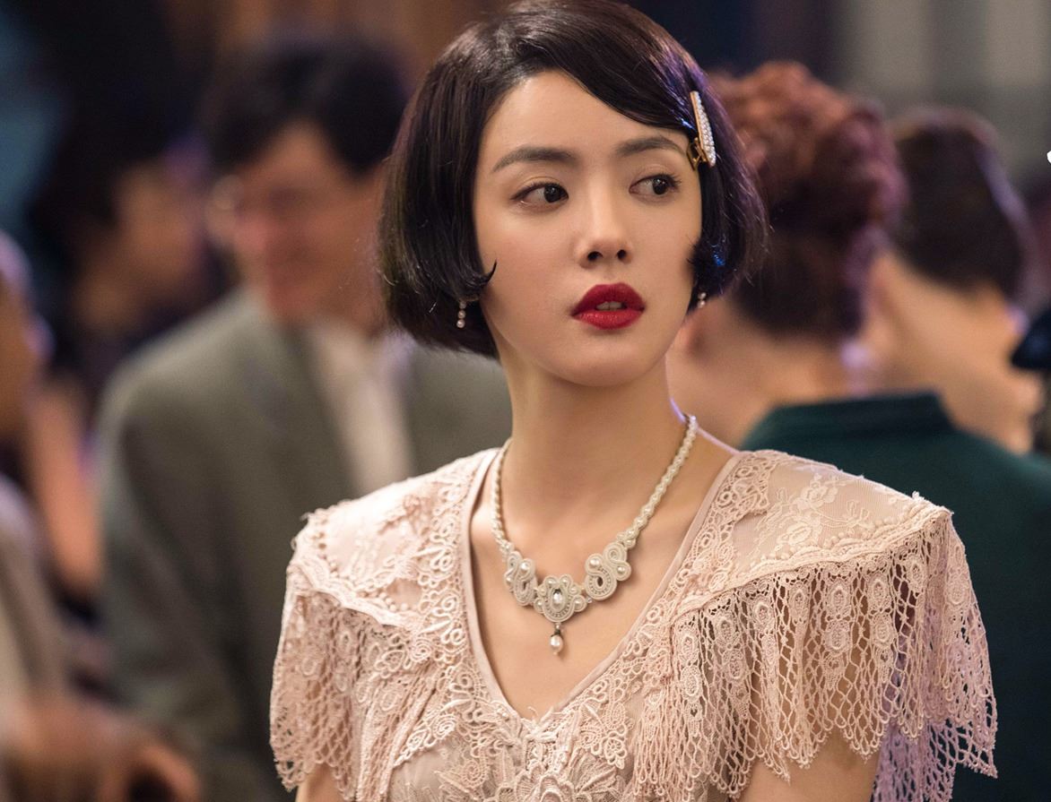 蔡文静新剧短发红唇造型妩媚动人