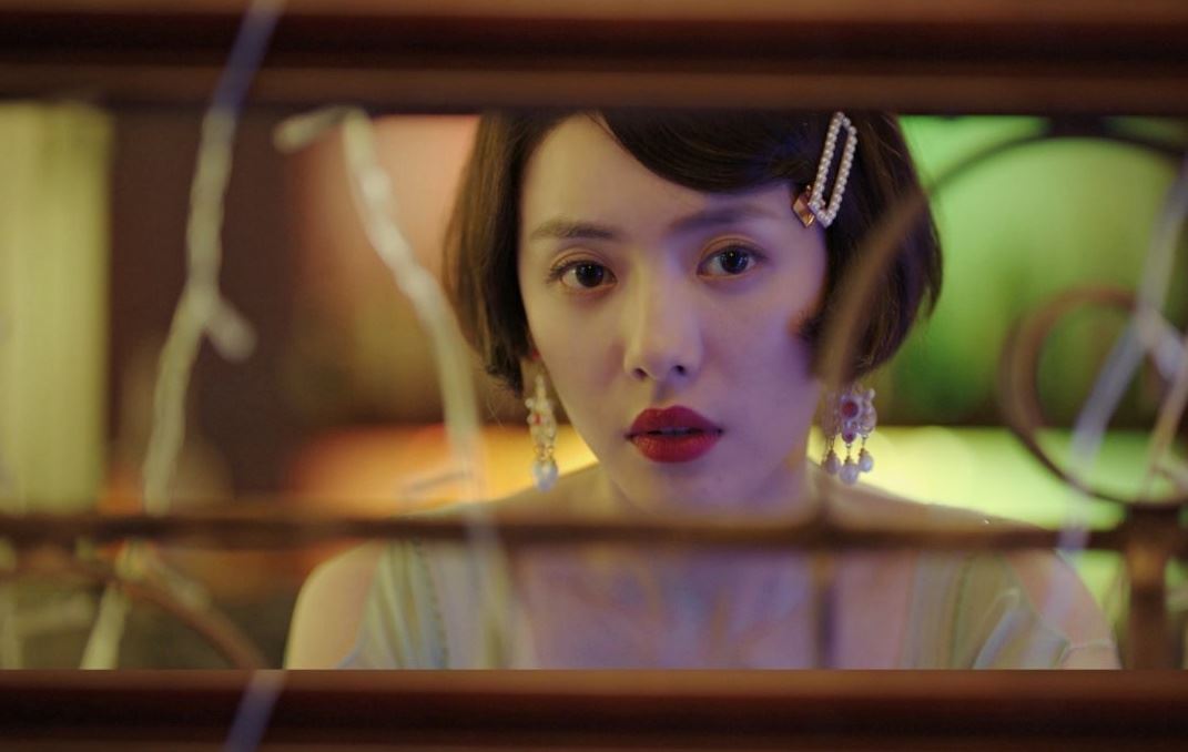 蔡文静新剧短发红唇造型妩媚动人