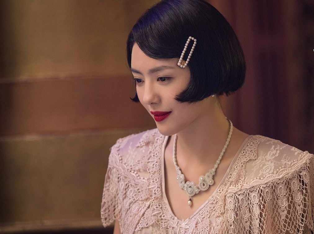 蔡文静新剧短发红唇造型妩媚动人