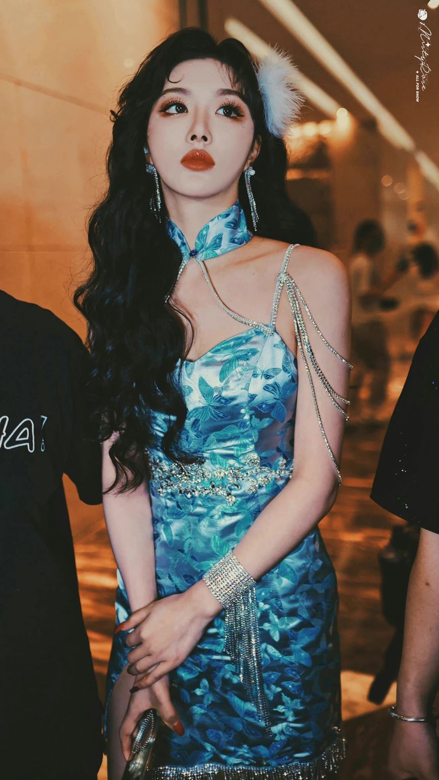 孔雪儿加盟爆裂舞台雍容华贵蓝孔雀造型图