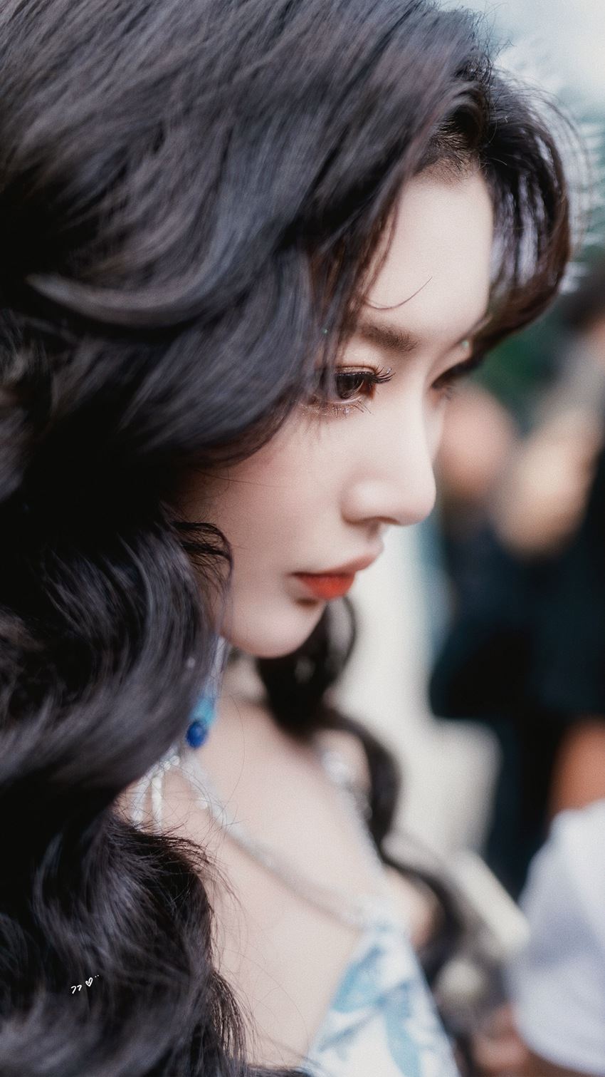 孔雪儿加盟爆裂舞台雍容华贵蓝孔雀造型图