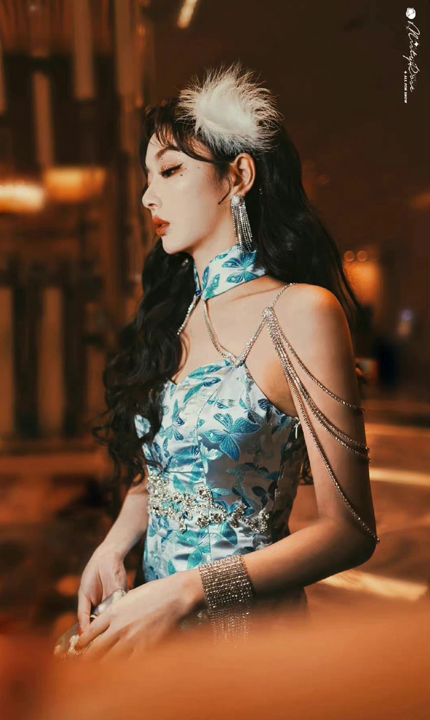 孔雪儿加盟爆裂舞台雍容华贵蓝孔雀造型图