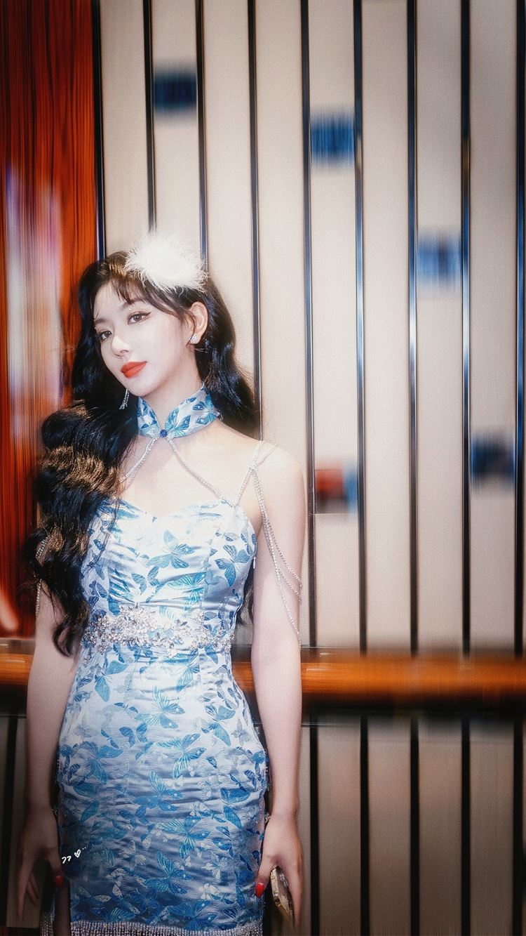 孔雪儿加盟爆裂舞台雍容华贵蓝孔雀造型图