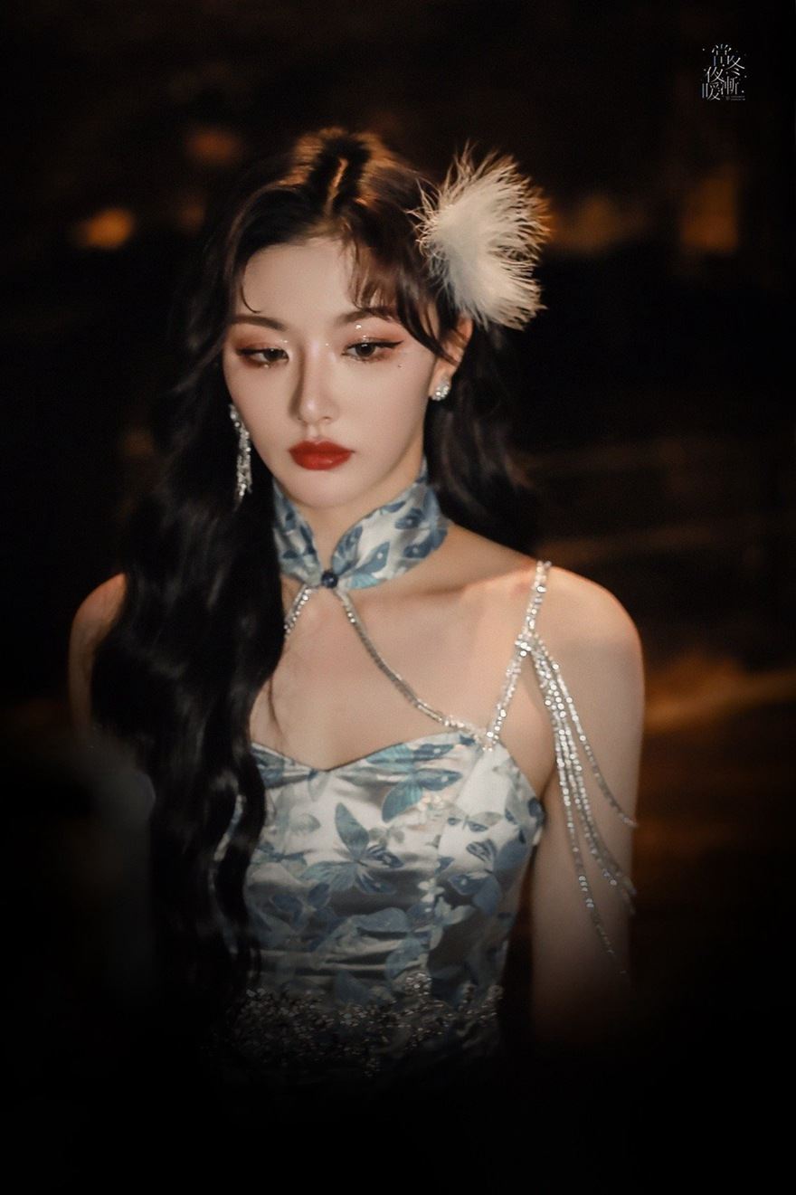 孔雪儿加盟爆裂舞台雍容华贵蓝孔雀造型图