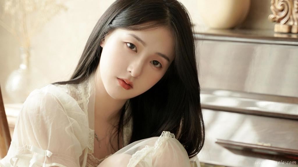 倩丽大方的养眼美女图片