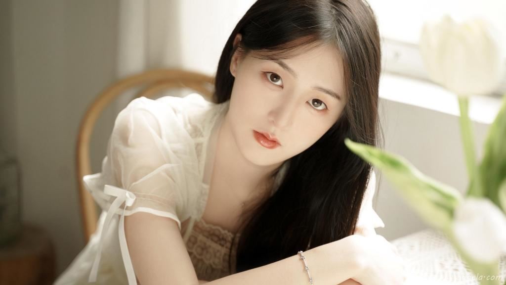 倩丽大方的养眼美女图片