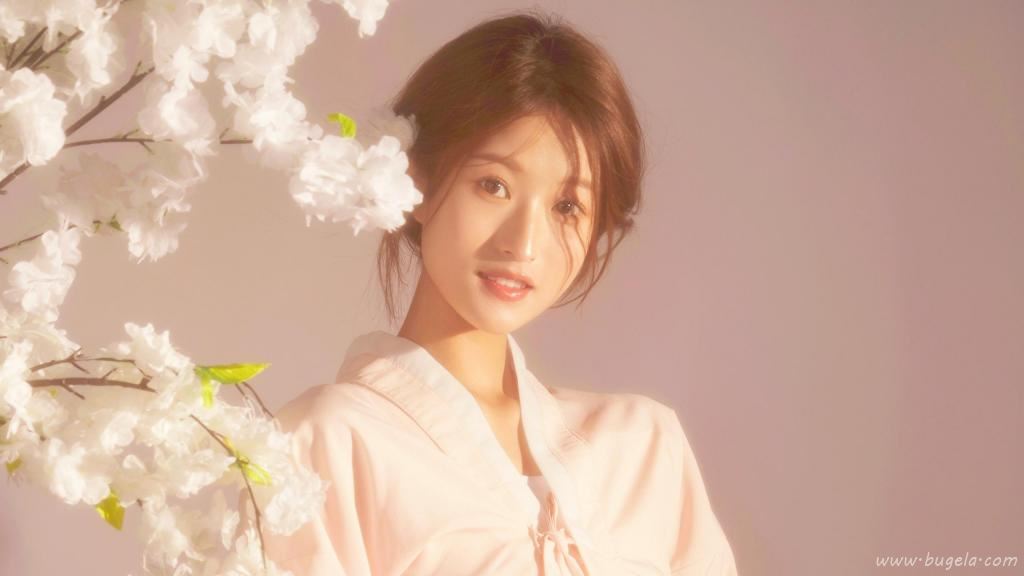 品貌端庄的气质美女图片