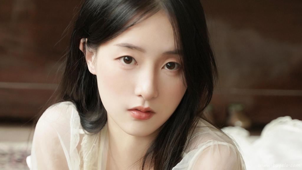 倩丽大方的养眼美女图片