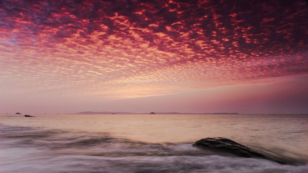 太阳下山日落夕阳洒在大地上美丽梦幻的风景高清电脑壁纸图片