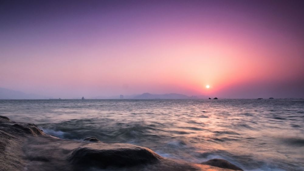 太阳下山日落夕阳洒在大地上美丽梦幻的风景高清电脑壁纸图片