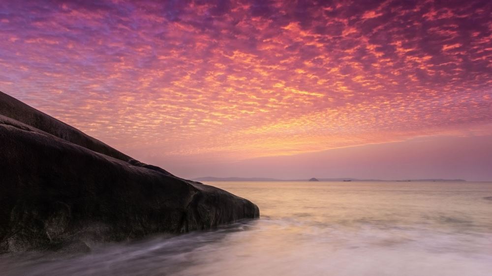太阳下山日落夕阳洒在大地上美丽梦幻的风景高清电脑壁纸图片