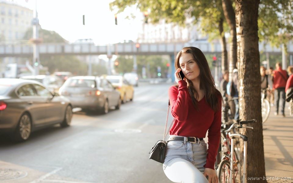 拿手机的漂亮女生图片壁纸2