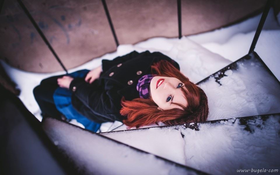 青春洋溢甜美白皙美女图片壁纸