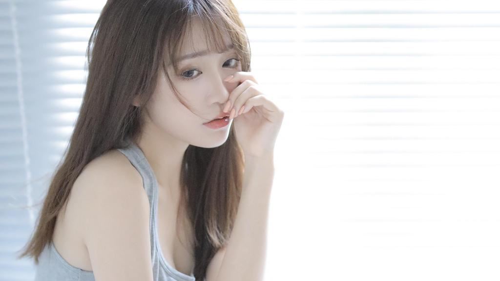 身材极好的美女室内图片