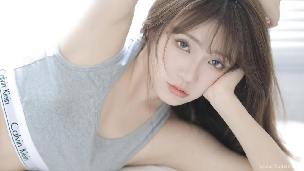 身材极好的美女室内图片