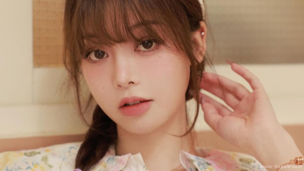 倩丽大方美女迷人图片