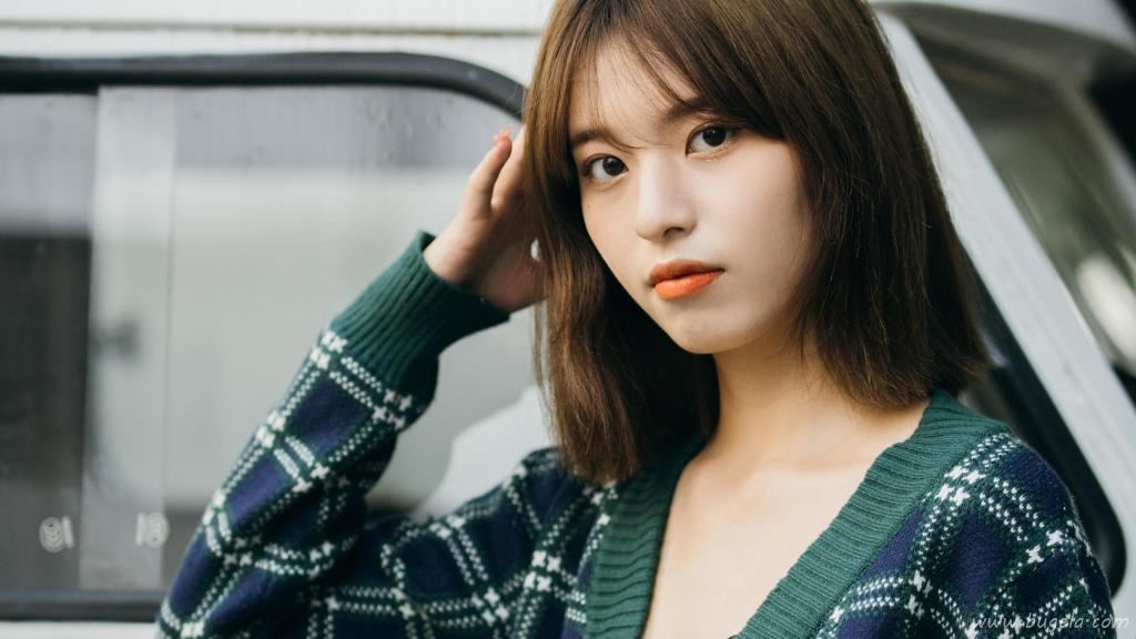 气质短发美女图片