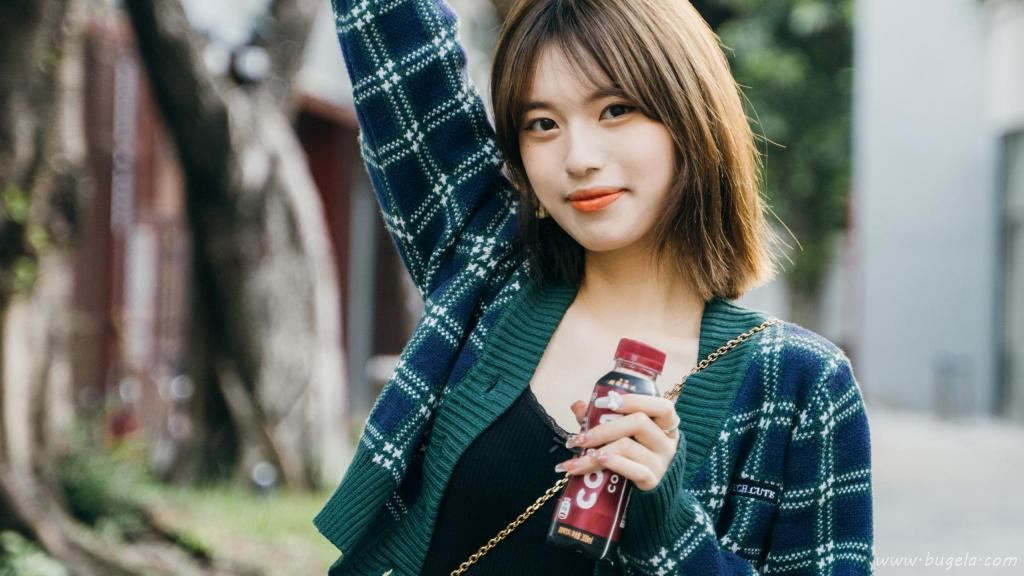 气质短发美女图片
