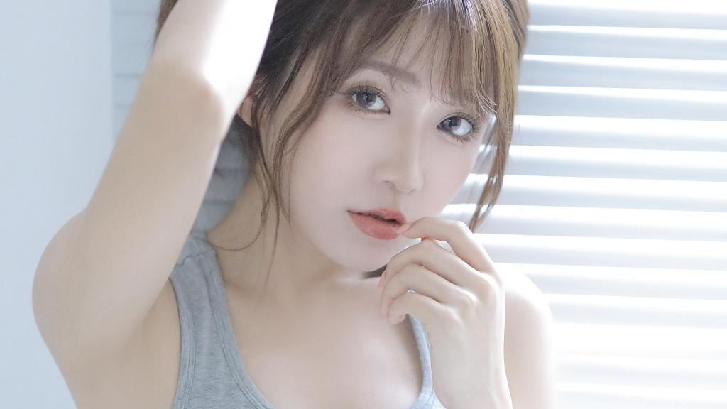 身材极好的美女室内图片