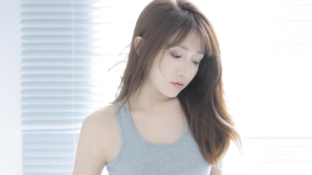 身材极好的美女室内图片